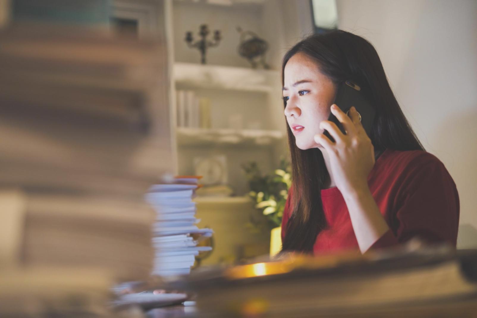 Analista financiero revisando modelos de valoración en pantalla múltiple