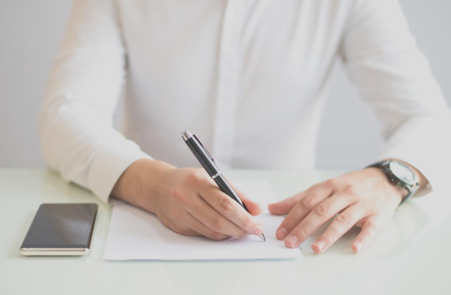 Analista financiero trabajando en modelos de valoración con datos de empresas españolas