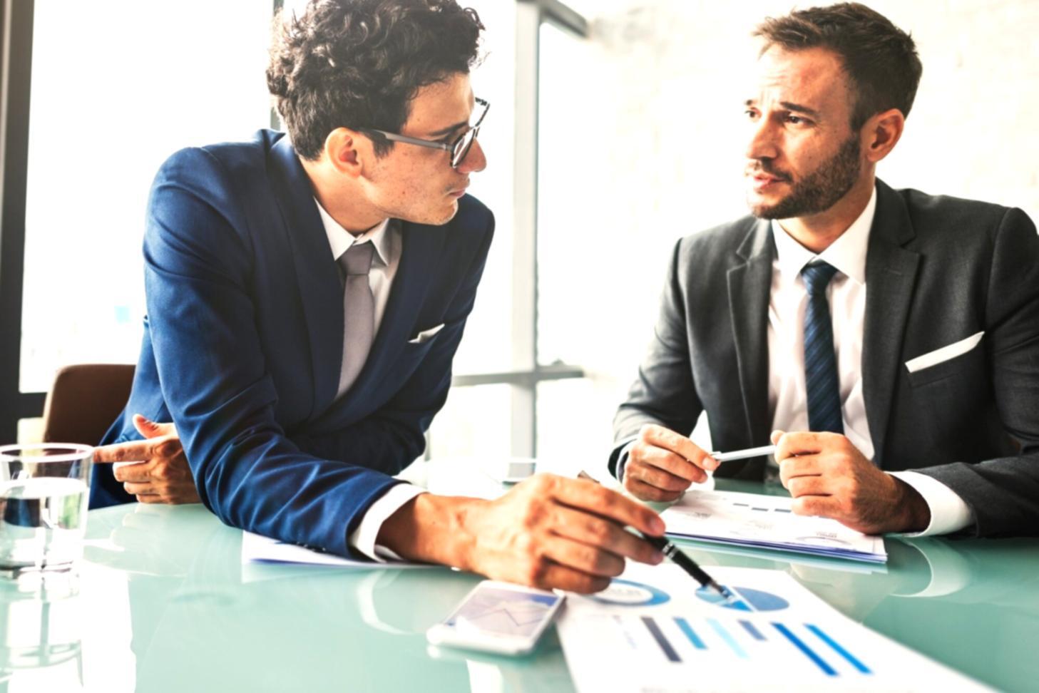 Espacio de trabajo colaborativo donde los analistas resuelven casos reales de valoración